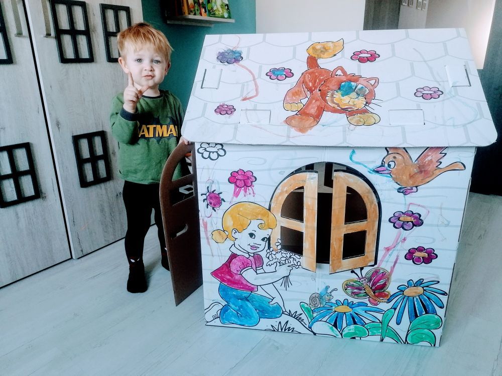 Domek z kartonu kolorową kryjówką dla dzieci